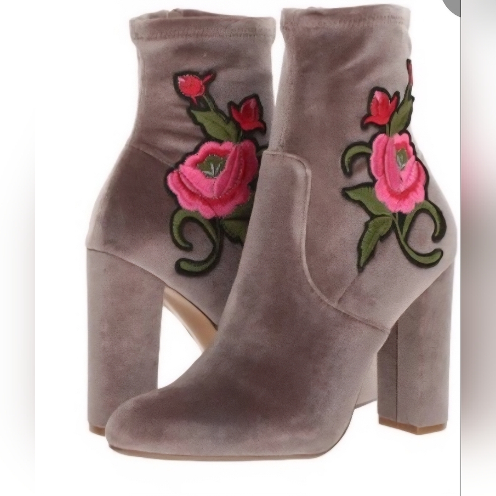 PRE OWNED Steve Madden Grey Velvet Rose Embroidered SIZE 6.5 Boots.